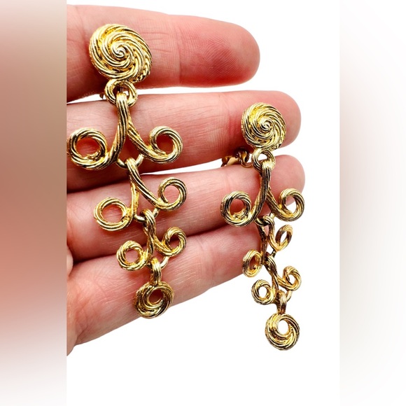 Vintage Gold Tone Rope Twist Dangle Drop Clip on Earrings 2 5/8”, EUC - Picture 2 of 13